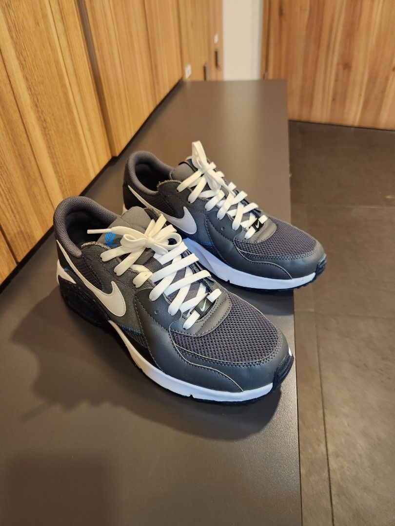 air max excee on feet