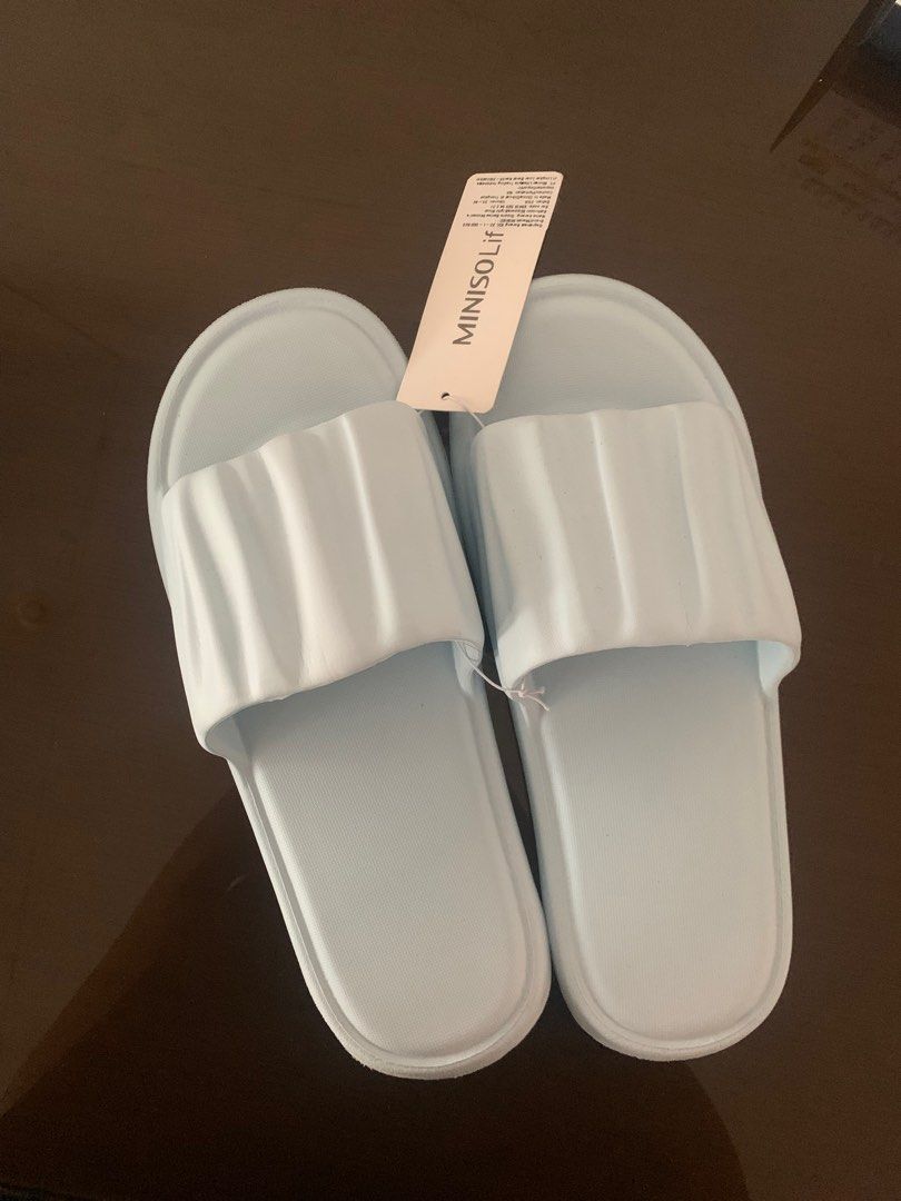 Sandal slip on merk miniso