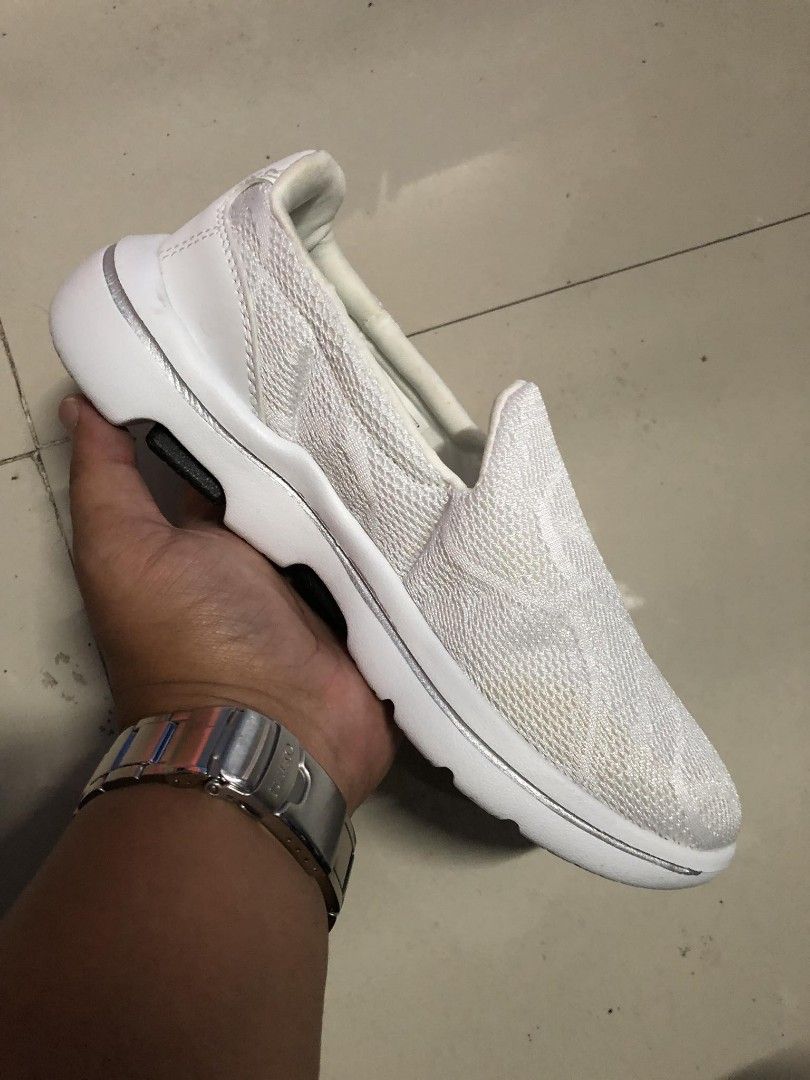 Skechers go on sale walk 5 miracle