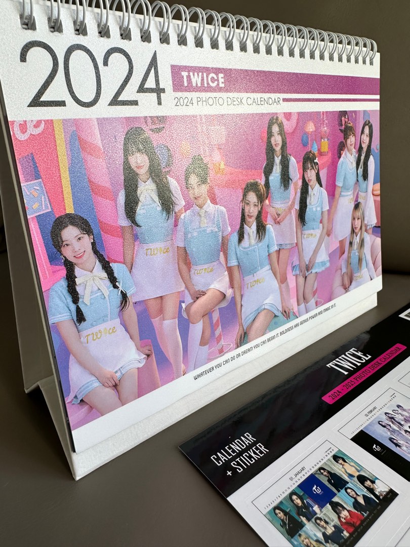 【全新】TWICE Photo Desk Calendar 2024 & 2025 KPOP 寫真桌曆 +貼紙 Tzuyu Sana