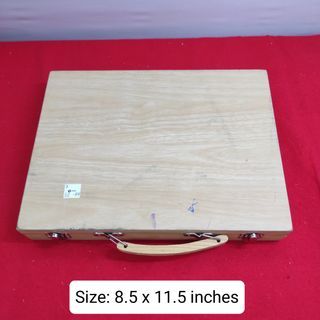 Used incomplete art material in solid wood case for 195 *R36