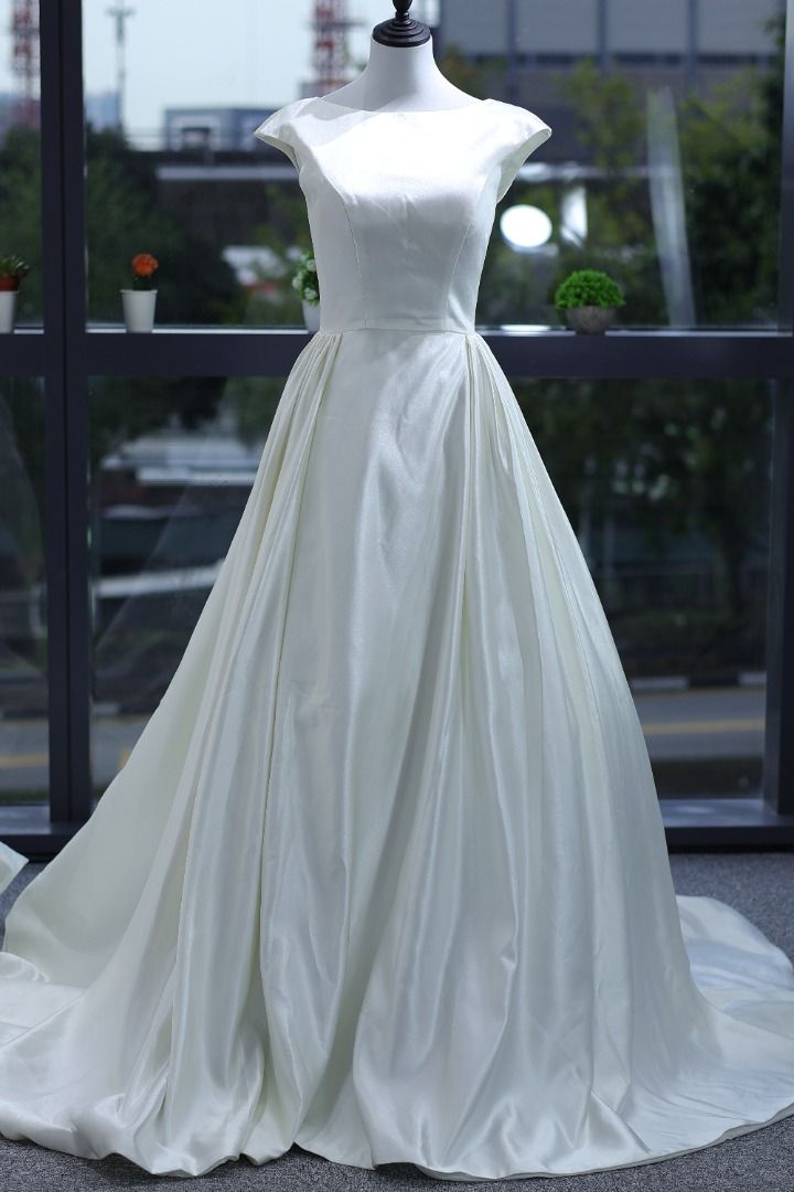 White sleeveless discount wedding dress