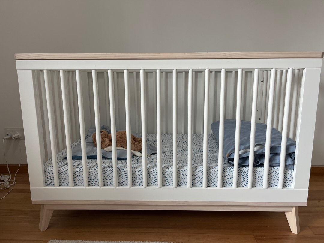 Babyletto Scoot 3in1 crib / cot / toddler bed with changeable bed