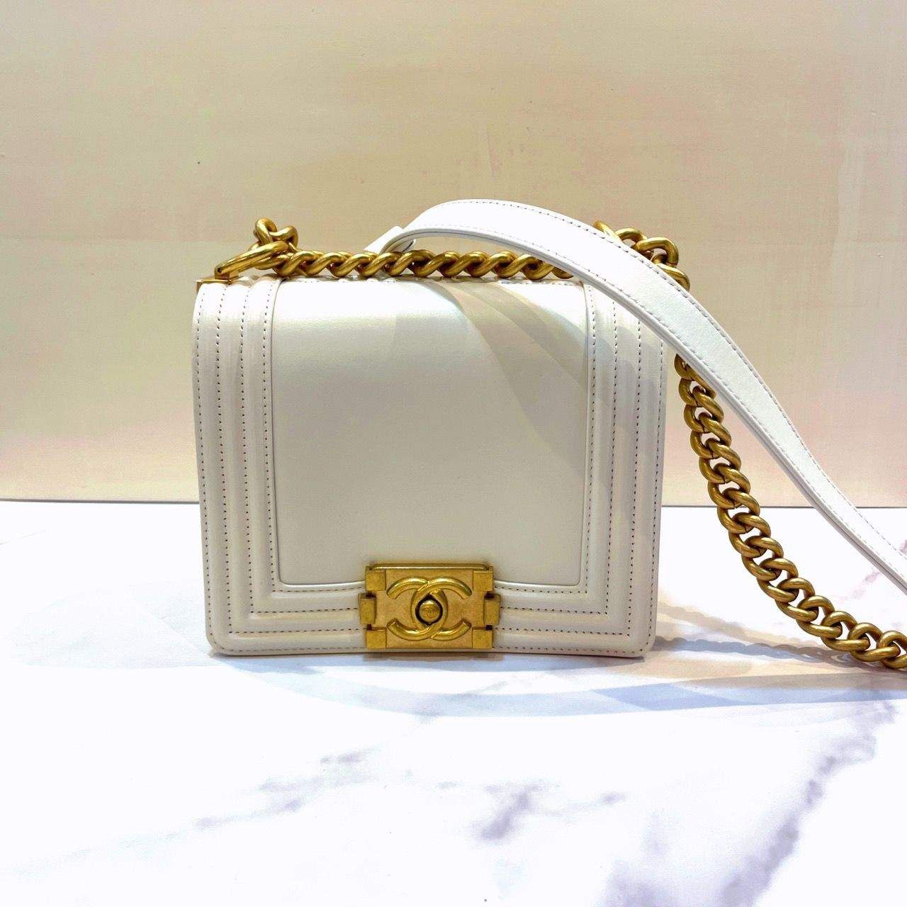 Wallet on chain - Pearly grained calfskin & gold-tone metal, white