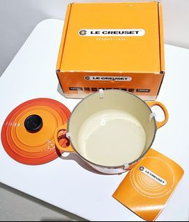 https://media.karousell.com/media/photos/products/2023/11/14/le_creuset_round_french_oven_c_1699969404_0aed37ad_progressive_thumbnail.jpg