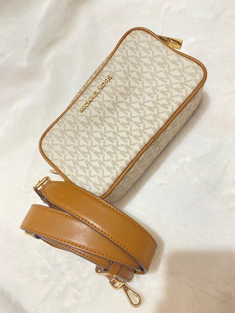 Michael Kors Connie (Category: Cross-body Bags) located in Manila. Submitted by eybeeee (Listing ID 1265640836, Image 1). Description: .
