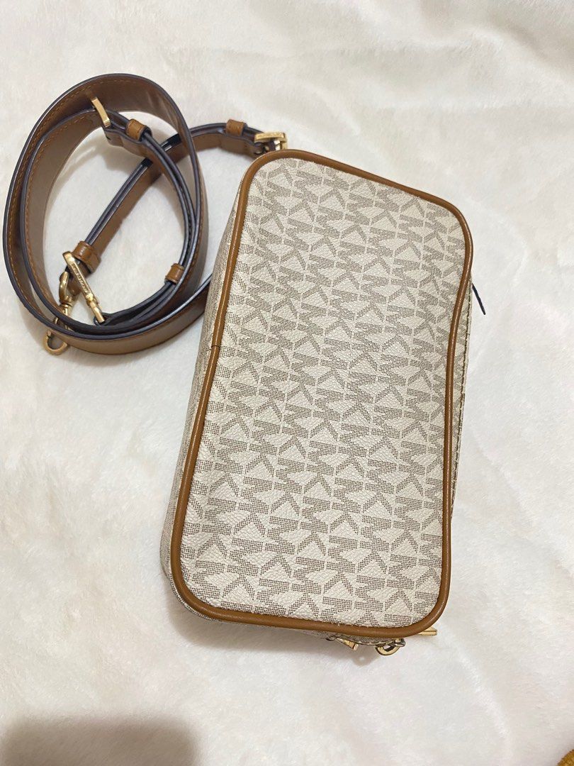 Michael Kors Connie (Category: Cross-body Bags) located in Manila. Submitted by eybeeee (Listing ID 1265640836, Image 2). Description: .