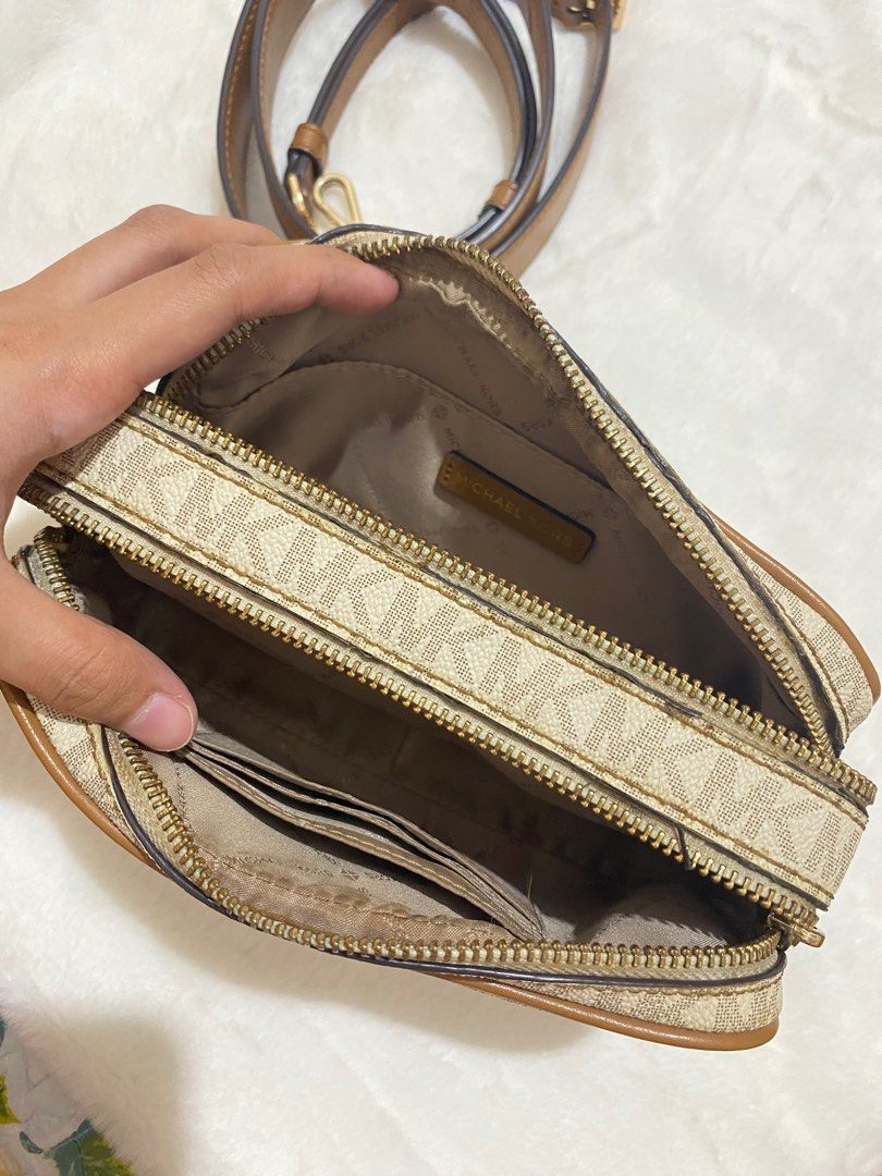 Michael Kors Connie (Category: Cross-body Bags) located in Manila. Submitted by eybeeee (Listing ID 1265640836, Image 3). Description: .