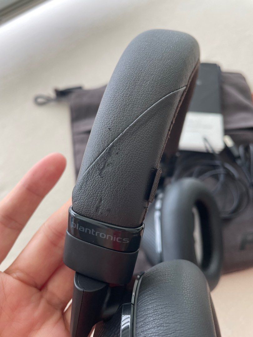 Plantronics backbeat pro microphone top