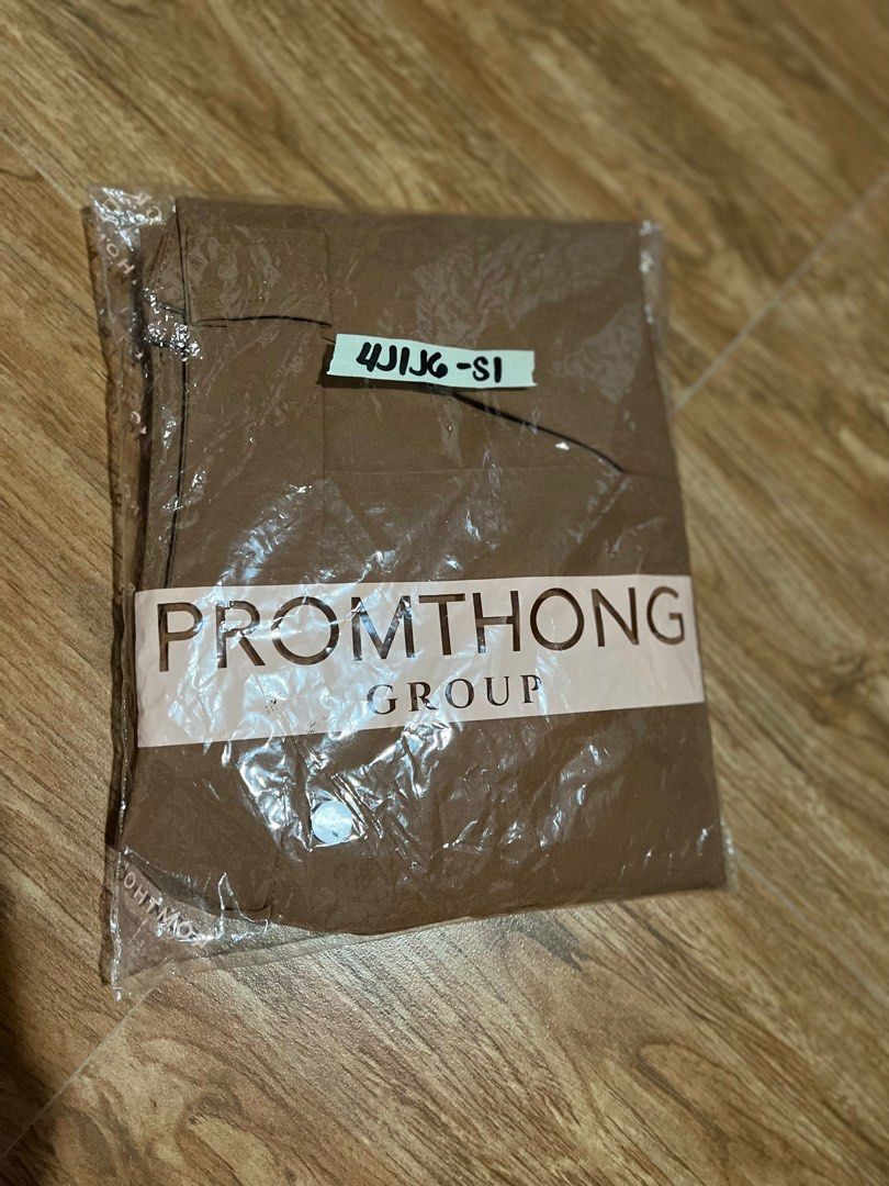 Promthong Cargo Pants (Category: Other Bottoms) located in Manila. Submitted by pursetolove (Listing ID 1265643657, Image 2). Description: Best fit size 27. Super highwaist! Rfs: hindi ko kasya dahil tumaba na 😅 Free sf via flash express!📥.