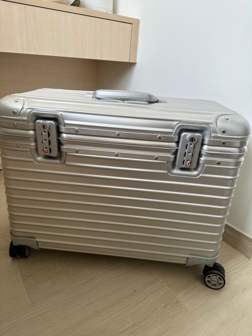 Rimowa Pilot 37L 4 wheel suitcase Rimowa 行李箱停產款, 興趣及遊戲 