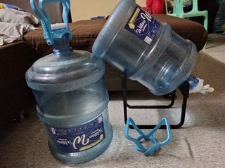 Round water container with accessories