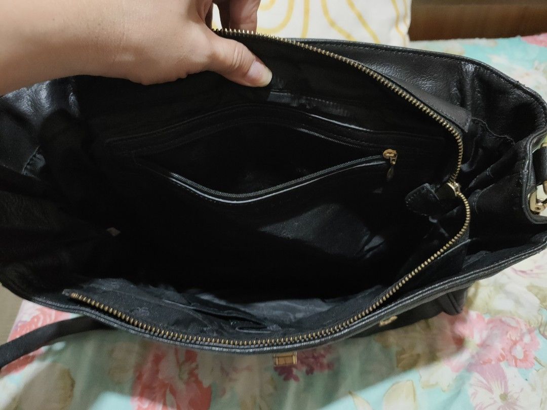 Sisley Authentic Leather 2 Way Messenger Bag (Category: Shoulder Bags) located in Quezon City. Submitted by jhaneth21 (Listing ID 1265575260, Image 3). Description: Authentic Sisley Premium Soft Leather 2 Way (Hand/Sling) Bag Original Gold Hardware All Hardware with Sisley Embossed Logo Zip Main Opening Flap Cover with Lock Back Zip Compartment Leather Top Handle Side Expansion Strap Size: 14.5" x 12" x 4".