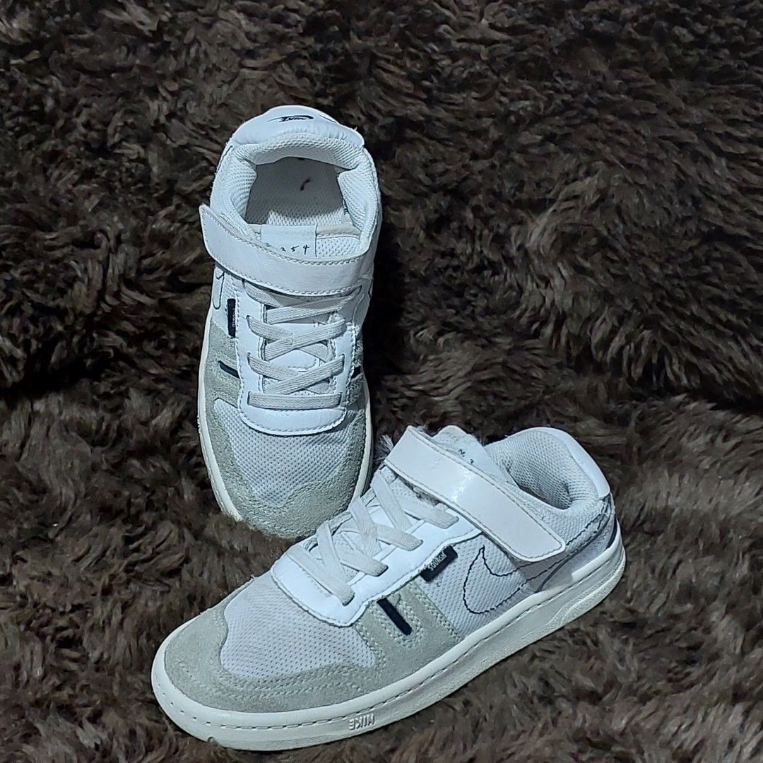Nike boy deals shoes size 13