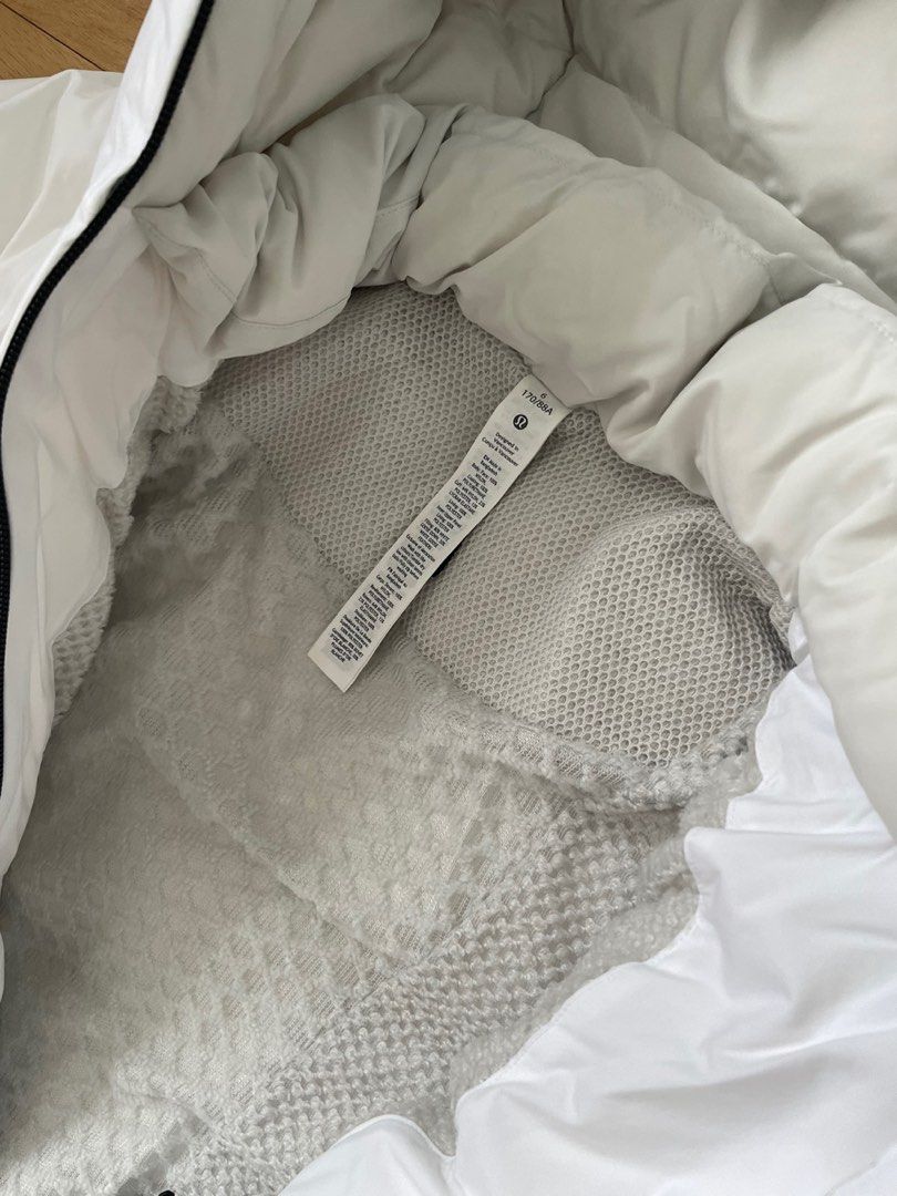 Winter Jacket (Category: Coats, Jackets and Outerwear) located in Singapore. Submitted by genralrommel (Listing ID 1265629029, Image 4). Description: .