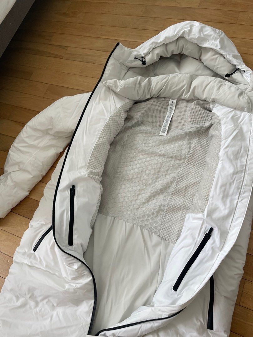 Winter Jacket (Category: Coats, Jackets and Outerwear) located in Singapore. Submitted by genralrommel (Listing ID 1265629029, Image 3). Description: .