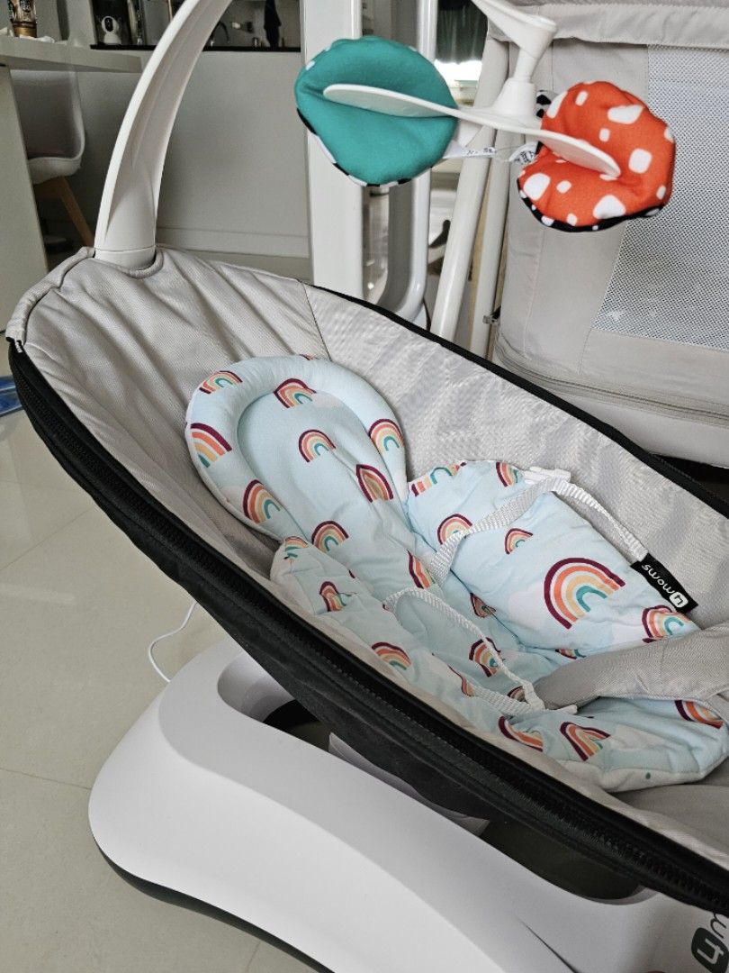Baby Rocker / 4moms rockaRoo / electrical with music input, Babies & Kids, Baby Nursery & Kids