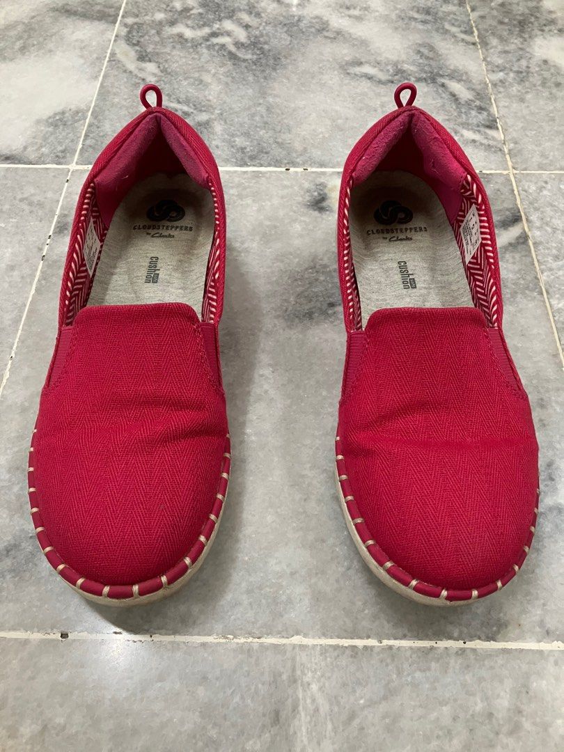 Clarks Cloudsteppers (Category: Loafers) located in Petaling Jaya. Submitted by paristan1990 (Listing ID 1265874533, Image 1). Description: Rose flat loafers in canvas. Comes w original box from store. Price do not include delivery..