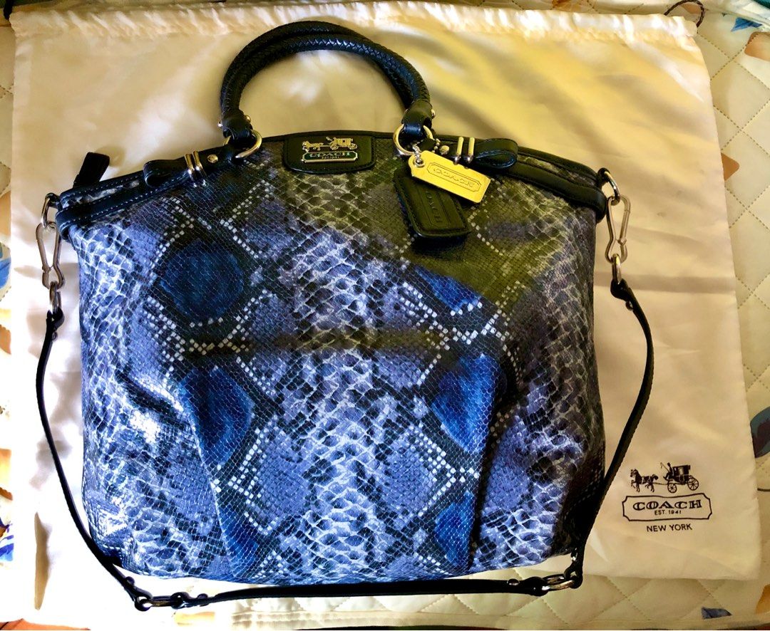 Coach Python bag （分類：手袋及銀包）位於 Hong Kong。 由 jogorun 提交（商品編號 1265845859，圖片 1）。簡介： PYTHON EMBOSSED LEATHER BLUE Size: L A little more specific: - Python embossed leather - Inside zip, cell phone and multifunction pockets - Zip-top closure, fabric lining - Handles - Longer strap for shoulder or crossbody wear。