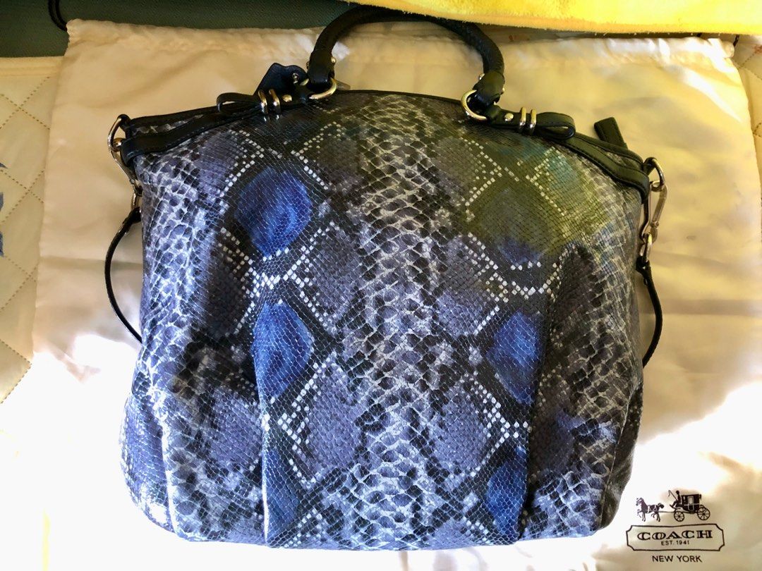 Coach Python bag （分類：手袋及銀包）位於 Hong Kong。 由 jogorun 提交（商品編號 1265845859，圖片 2）。簡介： PYTHON EMBOSSED LEATHER BLUE Size: L A little more specific: - Python embossed leather - Inside zip, cell phone and multifunction pockets - Zip-top closure, fabric lining - Handles - Longer strap for shoulder or crossbody wear。