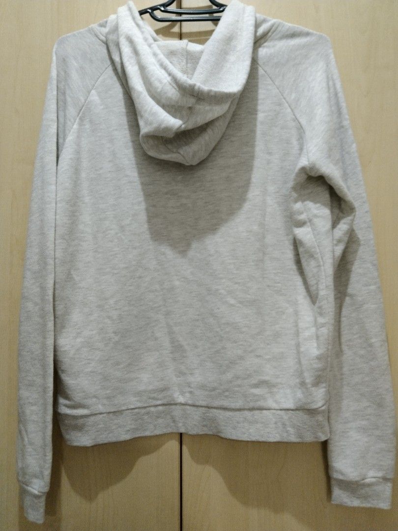 Forever 21 x Sanrio Hello Kitty Pullover Hoodie (Category: Longsleeves) located in Manila. Submitted by aiyame (Listing ID 1265729421, Image 3). Description: - No issues, good as new - Can also comfortably fit size M (but not a loose fit) ‼️LAST PRICE POSTED‼️ ❌NO PAYMENT = NO RESERVATION (PAYMENT FIRST POLICY)❌ 🚫JOY RESERVERS & BOGUS BUYERS WILL BE BLOCKED🚫.