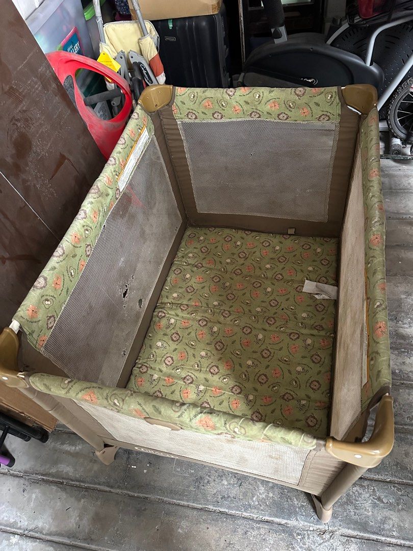 Graco Pack ‘n Play crib (Category: Cots & Cribs) located in Pasig City. Submitted by radracelis (Listing ID 1265796409, Image 2). Description: May konti butas sa side, see pic.