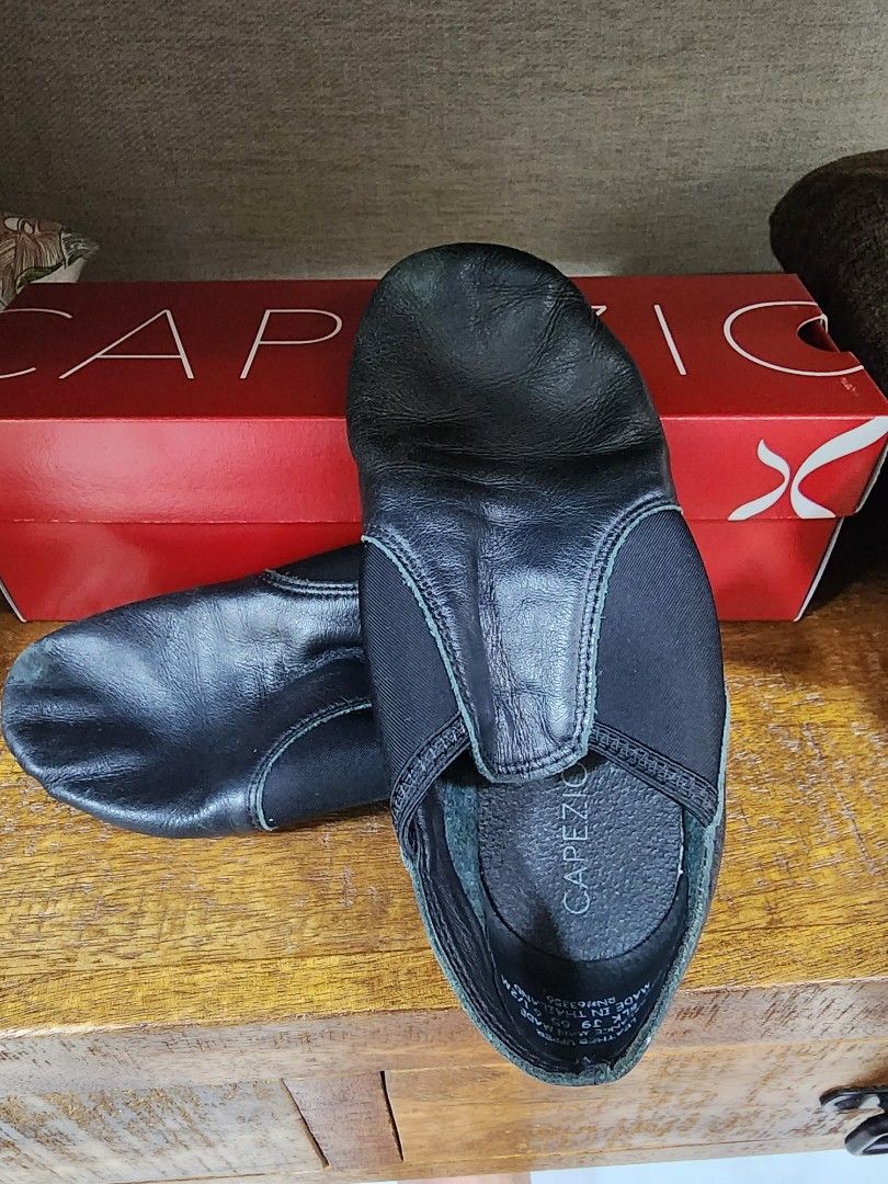 Red jazz shoes top