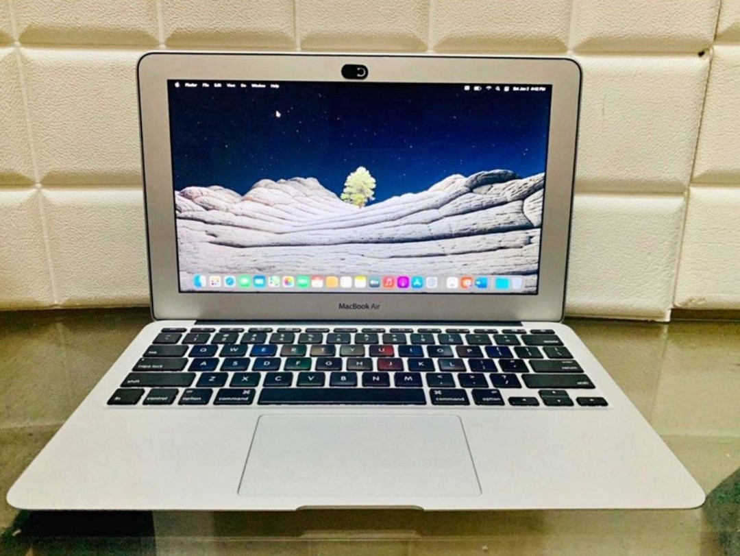 MacBook Air 2015, 11 inch, Core i5, 128GB SSD, MS Office, Adobe Apps