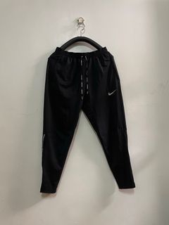Nike 男 黑色品牌圖繪彈性腰圍抽繩褲腳拉鍊反光條設計休閒運動長褲 / L