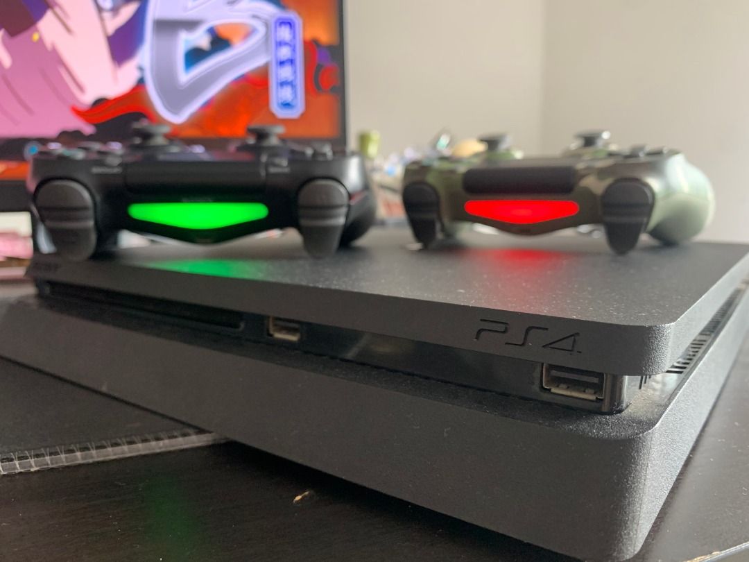PS4 Slim 1TB 2 Games 2 Dualshock Controllers