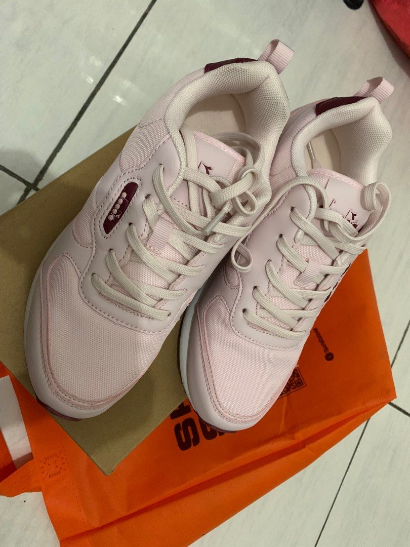 sepatu diadora 38 Fesyen Wanita Sepatu di Carousell