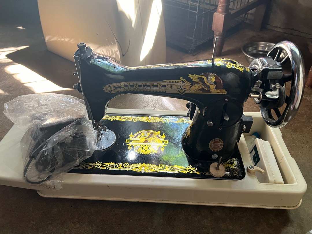 SINGER SEWING MACHINE 1970, Furniture & Home Living, Home Improvement