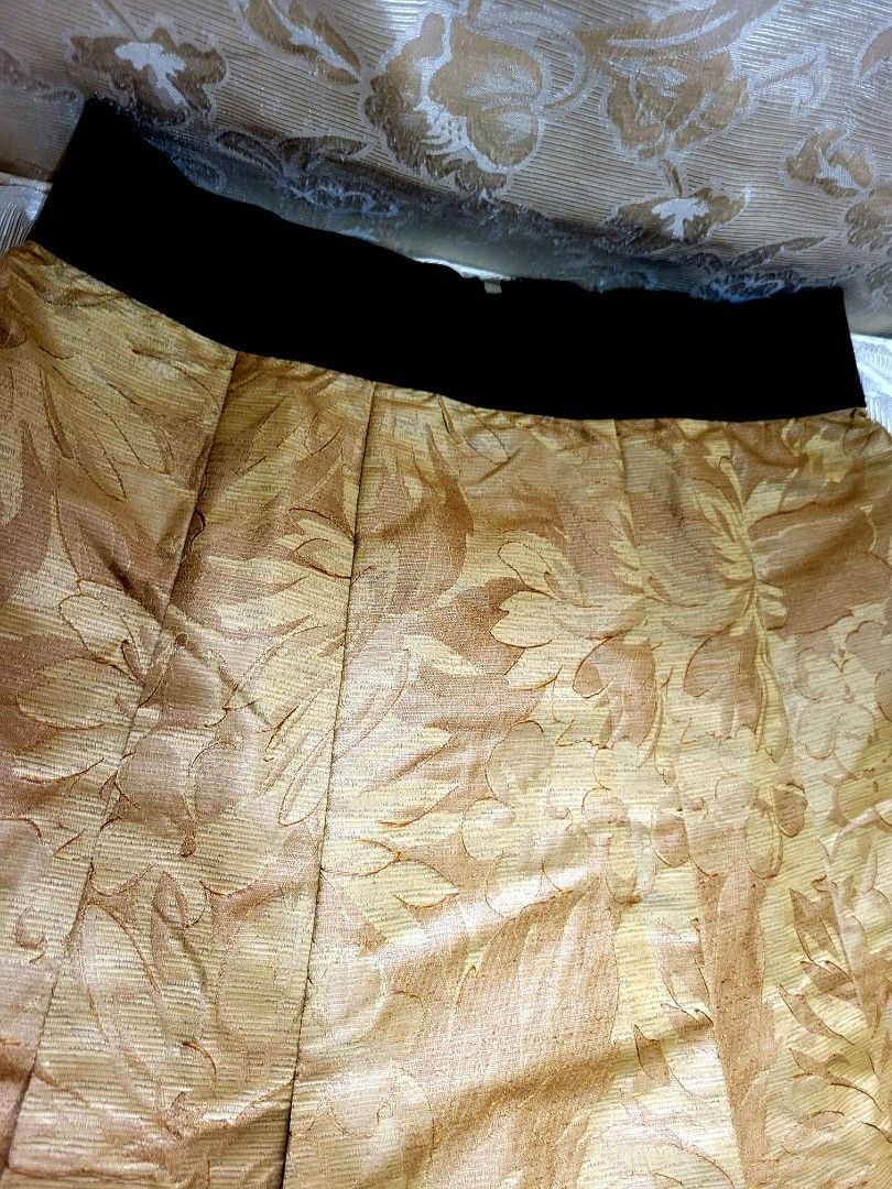 Sportmax SLX Gold skirt (Category: Skirts) located in Muntinlupa City. Submitted by cherashton (Listing ID 1265729661, Image 3). Description: .