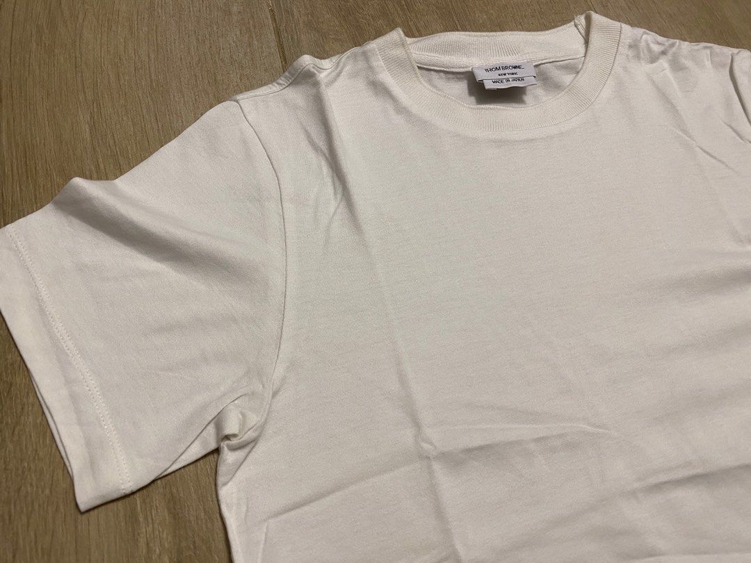 thom browne tee （分類：服裝）位於 Hong Kong。 由 smileeypp 提交（商品編號 1265738283，圖片 3）。簡介： 新淨，size 40，chest ~88cm，length ~54cm。。