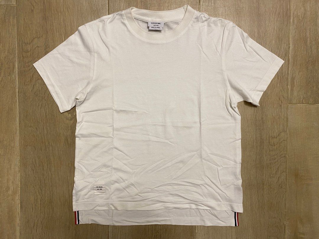 thom browne tee （分類：服裝）位於 Hong Kong。 由 smileeypp 提交（商品編號 1265738283，圖片 1）。簡介： 新淨，size 40，chest ~88cm，length ~54cm。。