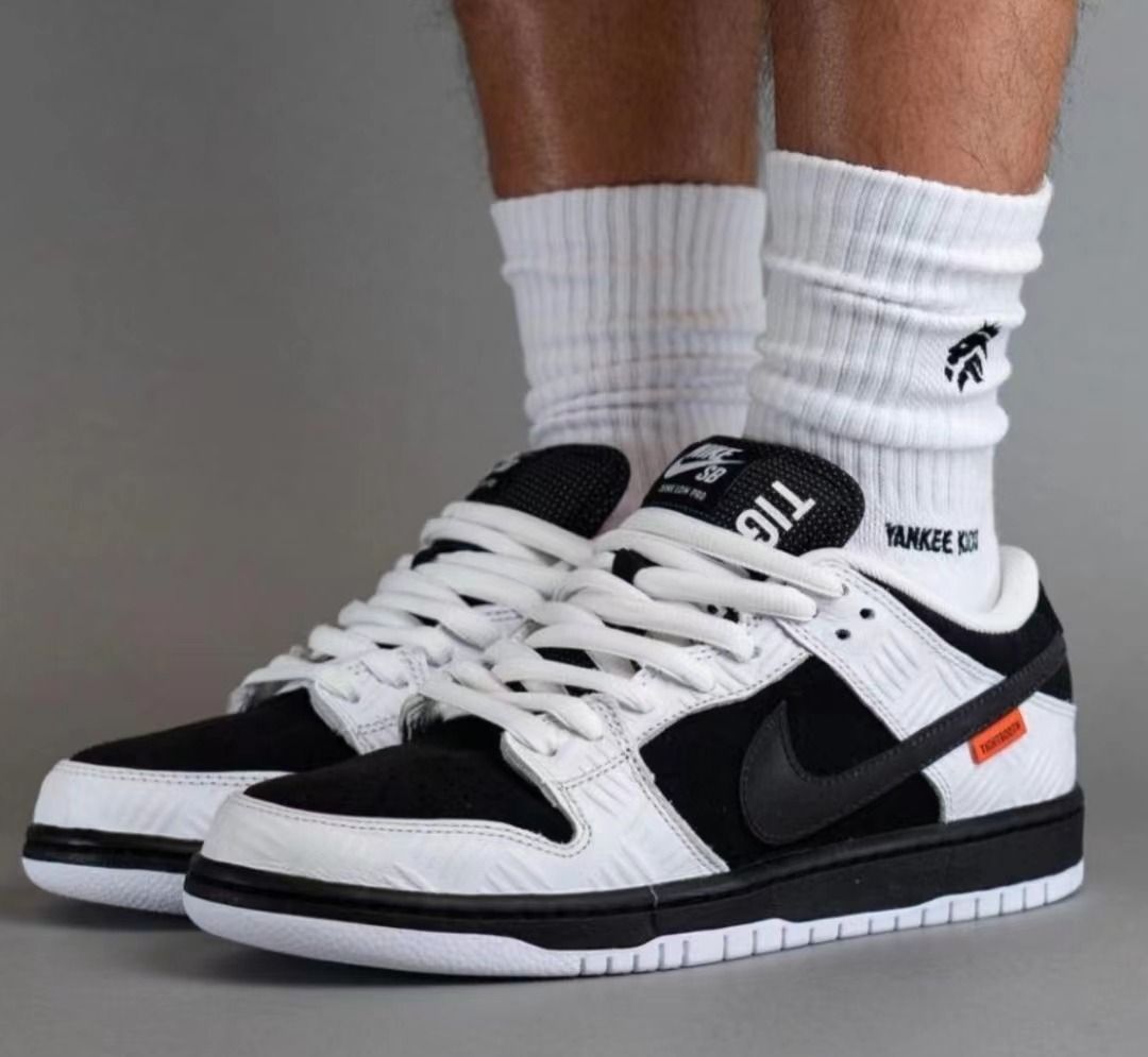 TIGHTBOOTH × Nike Dunk SB Low Pro “Black and White 