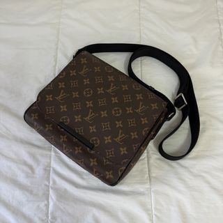 Louis Vuitton Grey Shadow Monogram Discovery Bumbag – Savonches