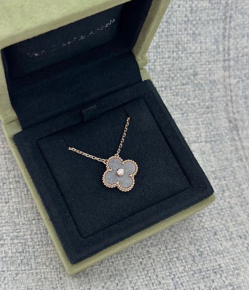Van Cleef & Arpels Holiday Pendant 2023, Luxury, Accessories on Carousell
