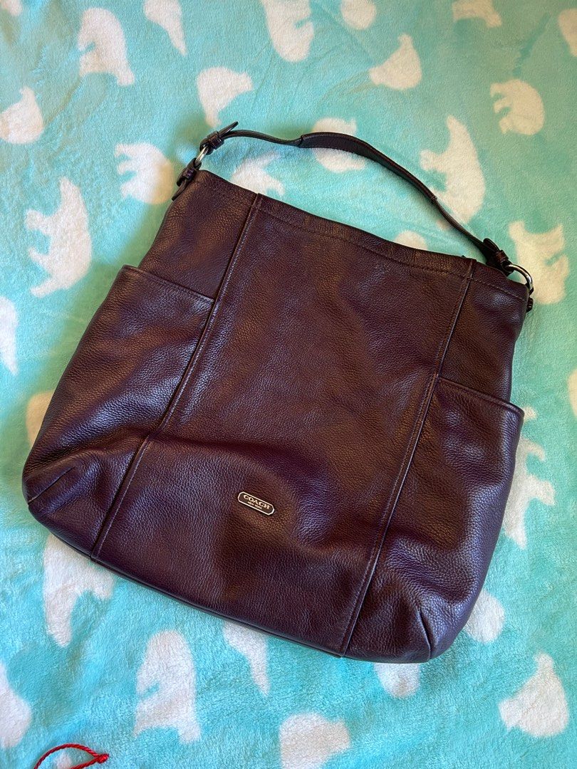 2 way bag (Category: Luxury Bags & Wallets) located in Baguio. Submitted by greywolfred (Listing ID 1266005725, Image 1). Description: Coach 2 way bag.