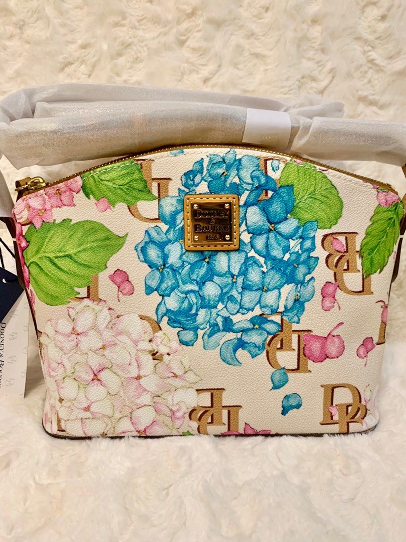 Dooney and Bourke Penny Crossbody (Category: Cross-body Bags) located in San Fernando. Submitted by sheydm18 (Listing ID 1266064074, Image 2). Description: Brand new Original Hydrangea Collection .