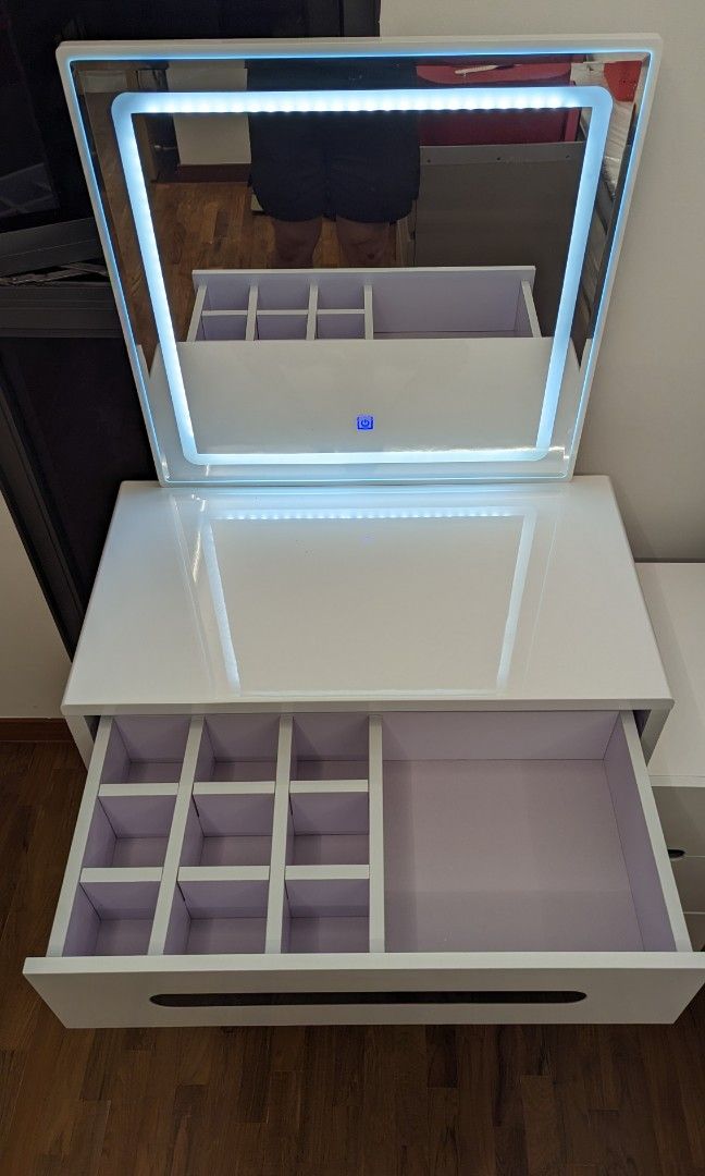 Dressing Table (Category: Tables & Sets) located in Singapore. Submitted by tieren1 (Listing ID 1266052730, Image 3). Description: .