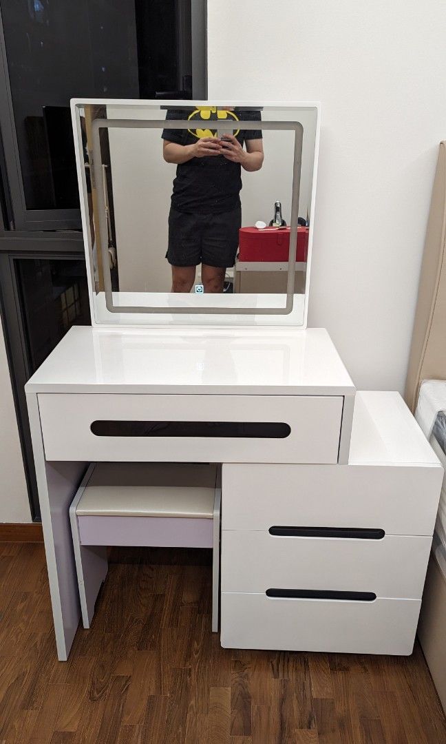 Dressing Table (Category: Tables & Sets) located in Singapore. Submitted by tieren1 (Listing ID 1266052730, Image 1). Description: .