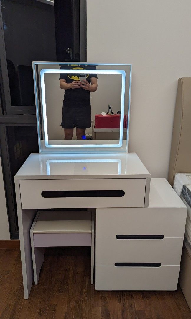 Dressing Table (Category: Tables & Sets) located in Singapore. Submitted by tieren1 (Listing ID 1266052730, Image 2). Description: .
