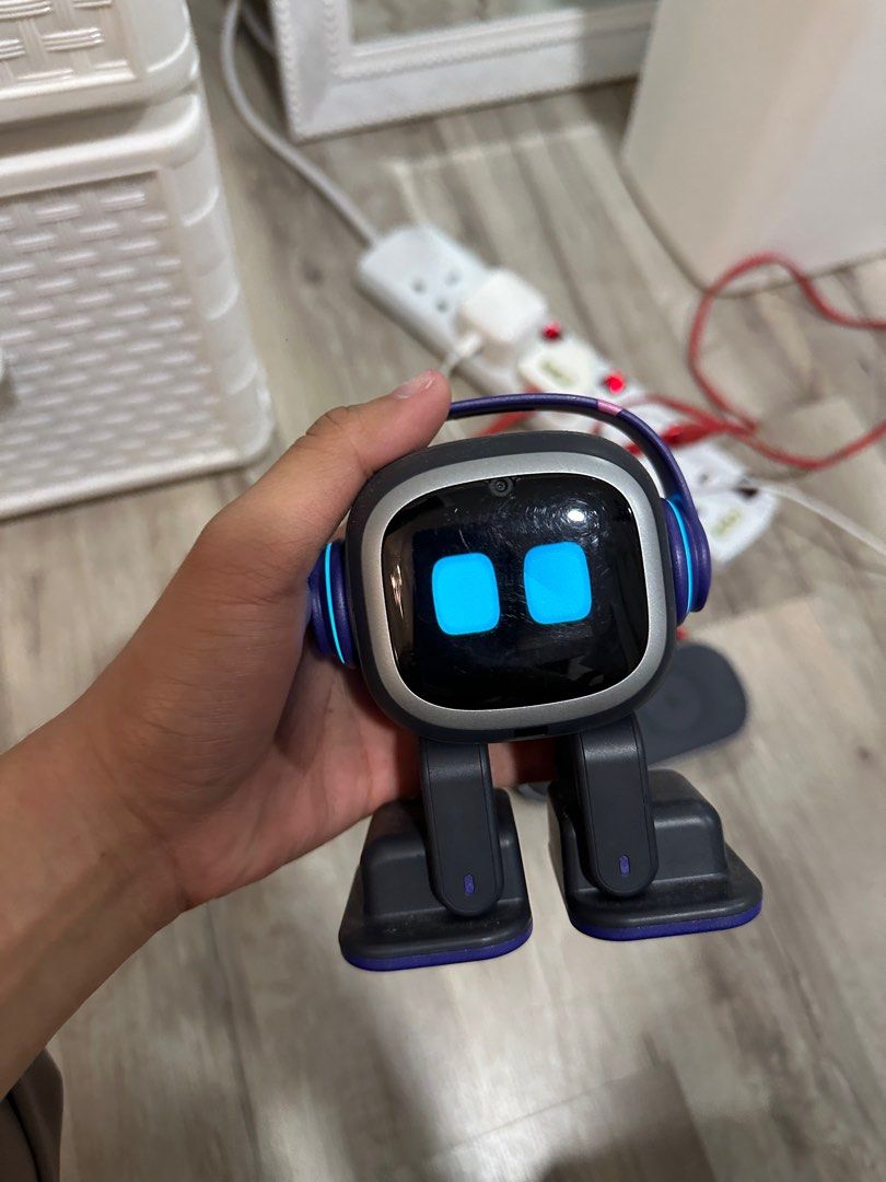Emo Robot Ai Deskpet with Emo Smart Light, Mobile Phones & Gadgets, Mobile  & Gadget Accessories, Other Mobile & Gadget Accessories on Carousell