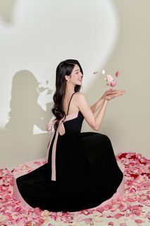 FENIE PADDED V-NECK TIE-BACK SWING DRESS IN CLASSIC BLACK
