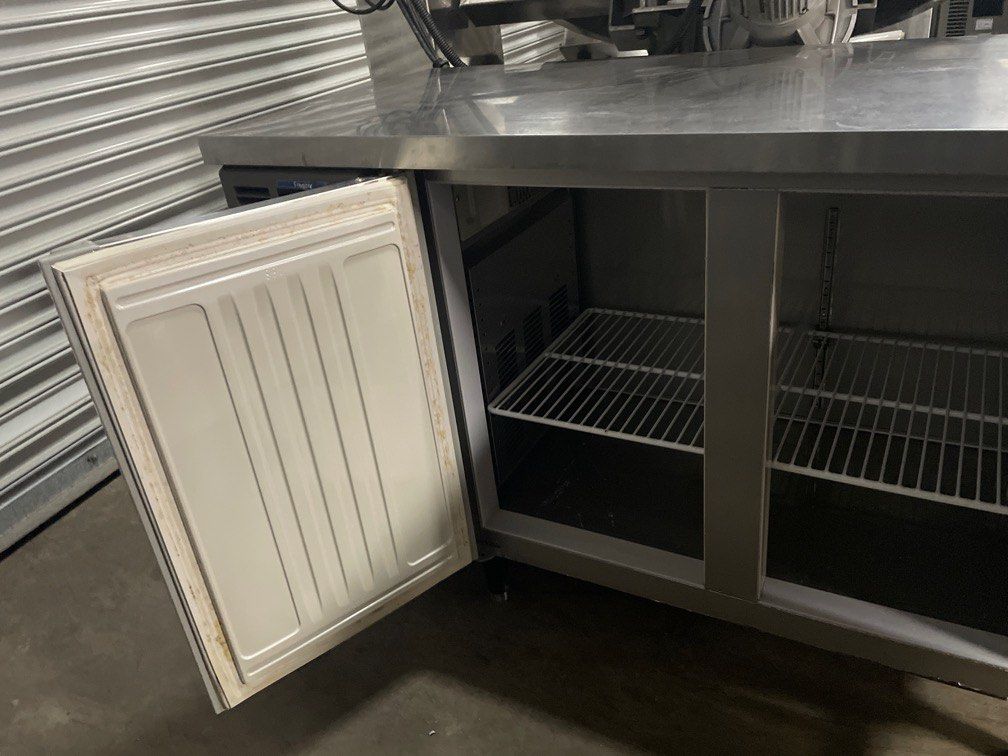 Good condition hoshizaki 2 door counter freezer 1200*600 commercial