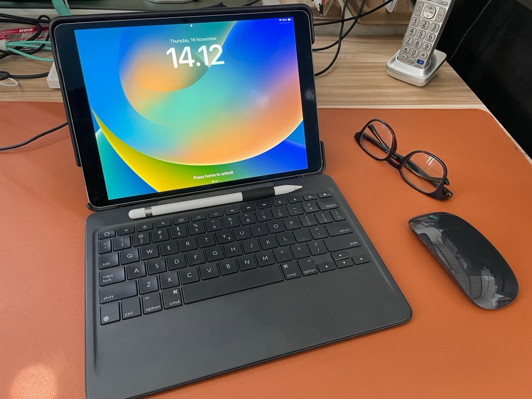 iPad pro 10.5inch FULLSET Logi keyboard case + apple pencil original