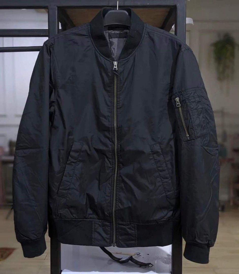 Jaket bomber uniqlo black like new Fesyen Pria Pakaian Baju