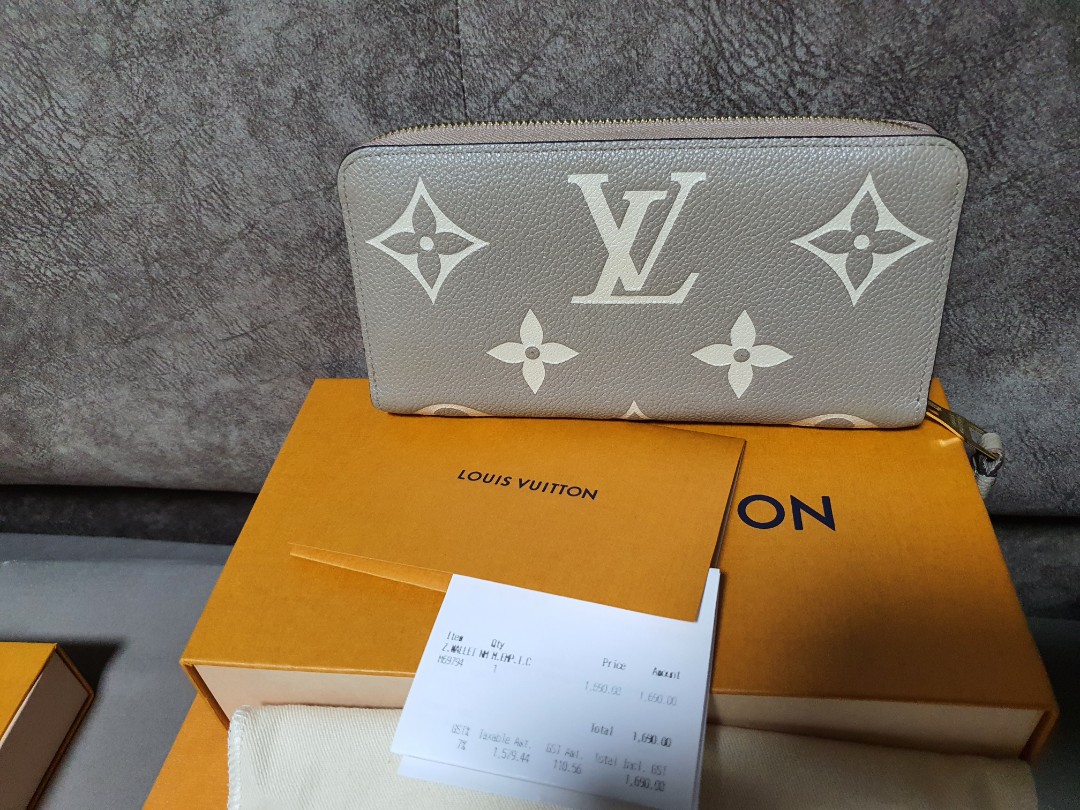 Louis Vuitton lined Pochette Zip on Strap Empreinte Monogram Leather Black  ref.1013877 - Joli Closet