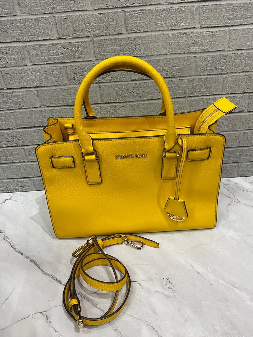 Michael kors hot sale hope medium messenger